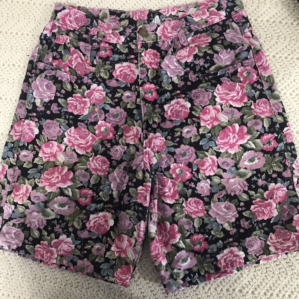 Vintage 90s Floral High-Waisted Shorts – Cottagecore Rose Print Mom Shorts M